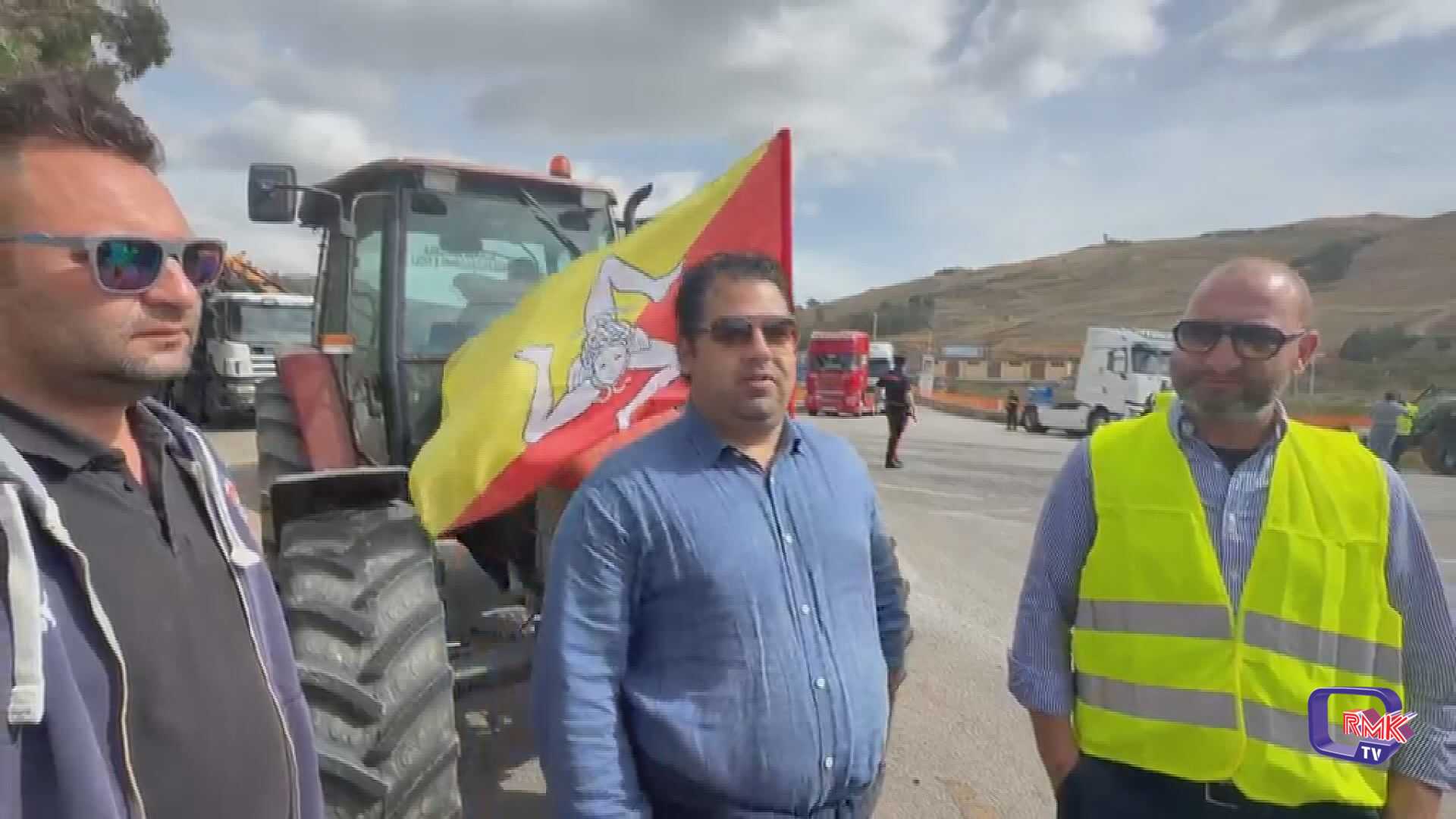 Camion e trattori ancora fermi al bivio Tumarrano. La protesta continua anche di notte